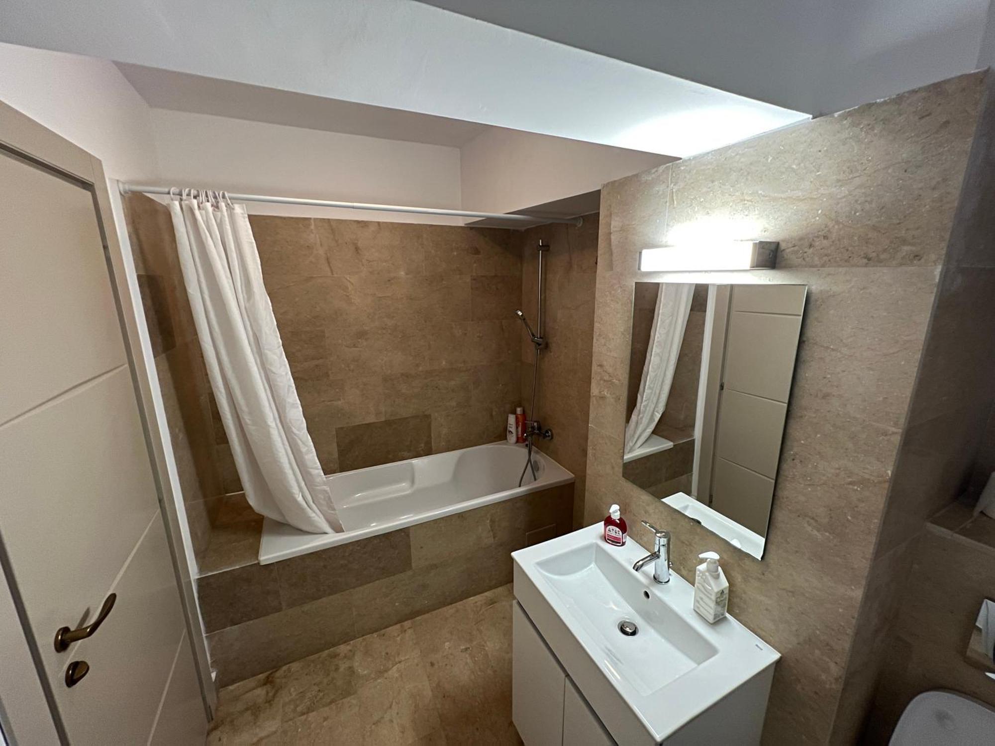 Airport Flyhub Chic Apartment Iasi Luaran gambar