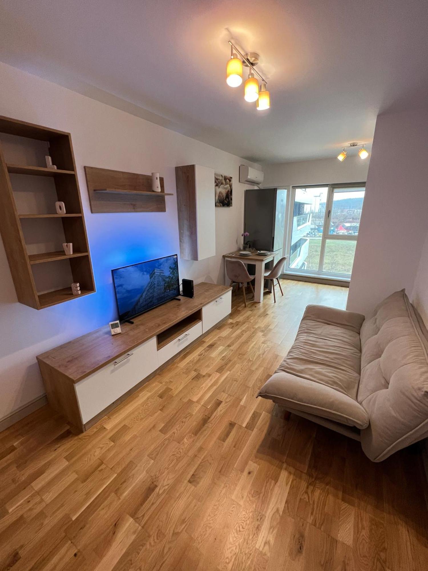 Airport Flyhub Chic Apartment Iasi Luaran gambar